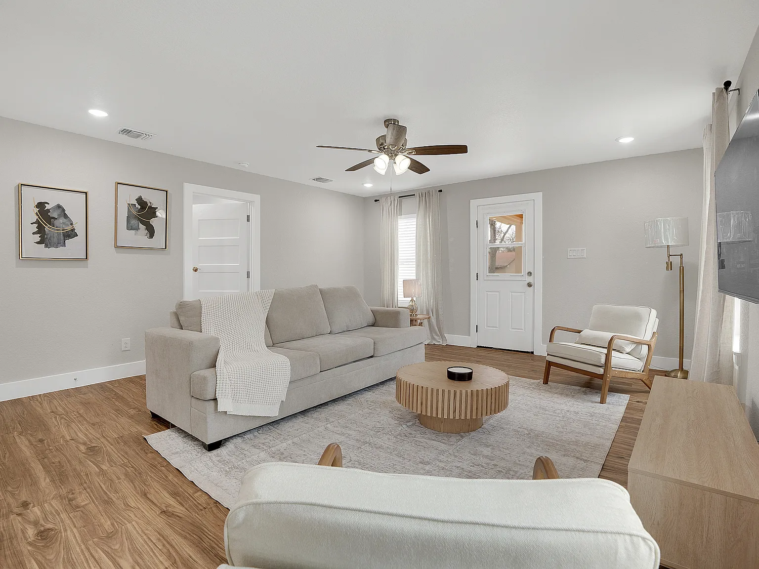3 bed, 1600 sqft, $2,300 — Photo 3