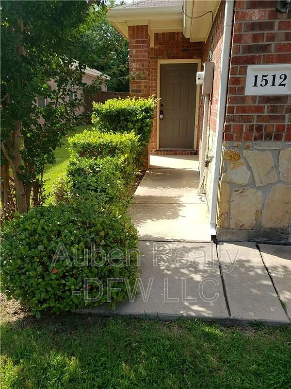 3 bed, 2.0 bath, 1225 sqft, $1,950 — Photo 3