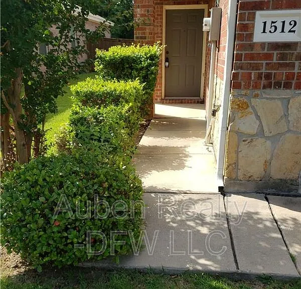 1512 Piedmont Dr — Photo 3
