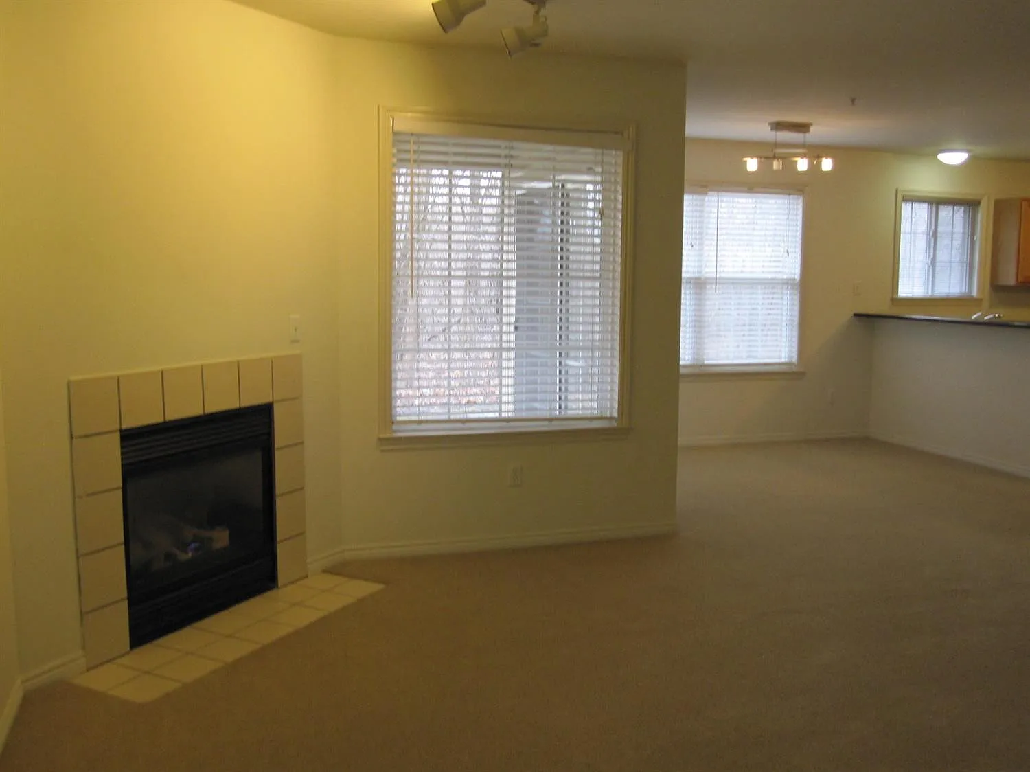 3 bed, 2.5 bath, 1416 sqft, $2,400 — Photo 2