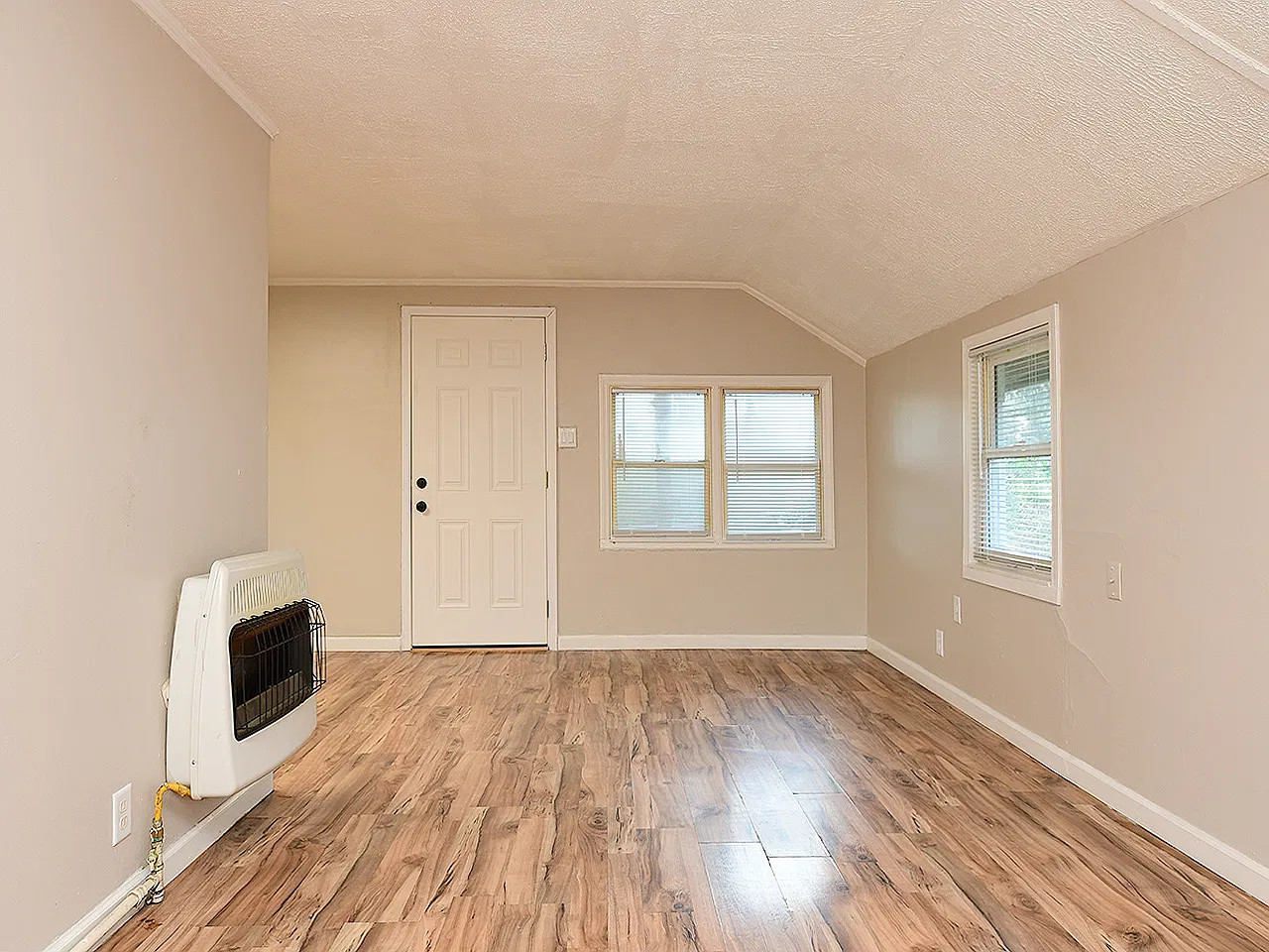 2 bed, 650 sqft, $1,100 — Photo 2