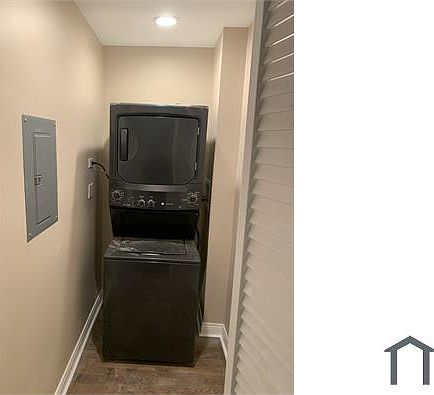5th image of 7948 S Escanaba Ave #1