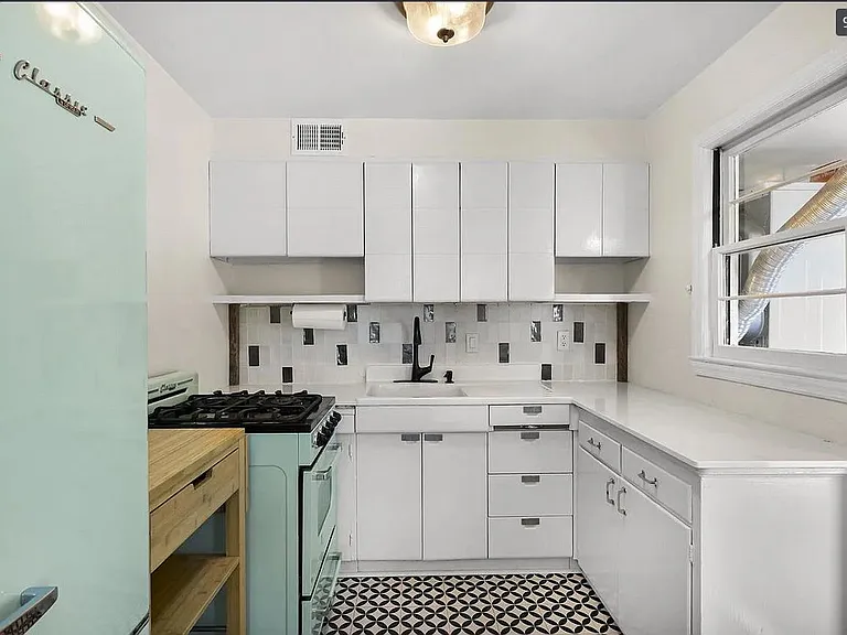 326 S Midvale Blvd — Photo 7