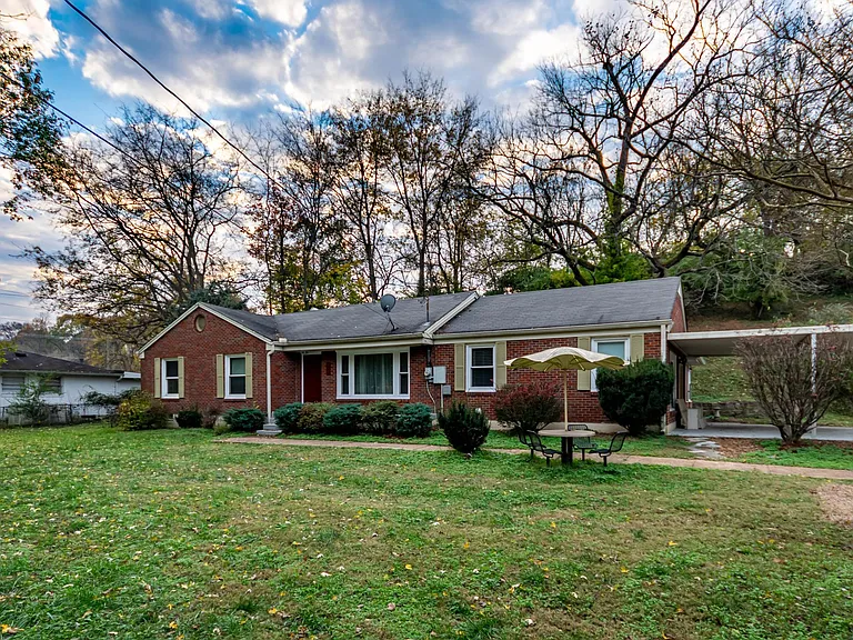 910 Preston Dr — Photo 1