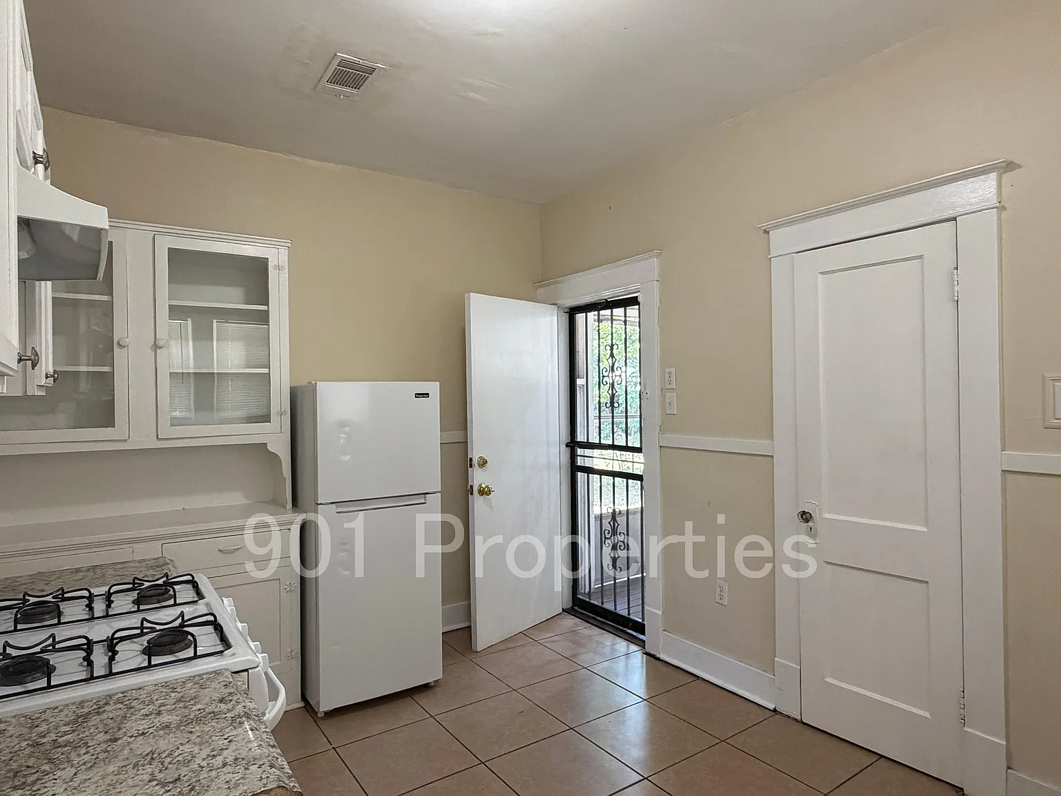 2 bed, 1000 sqft, $1,385 — Photo 3