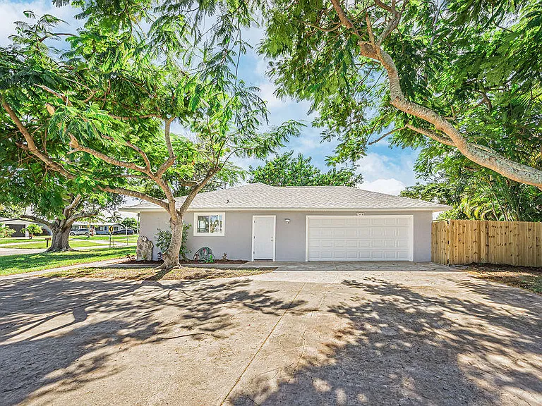 300 Riomar Dr — Photo 7