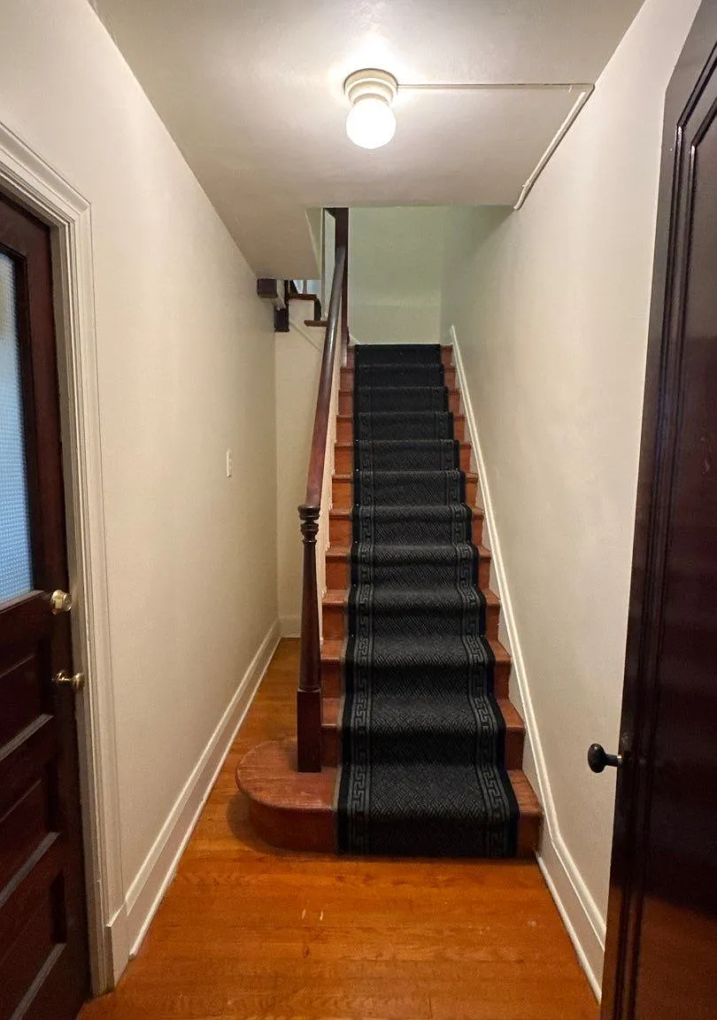 1 Bedroom 1 Bath Apt. On Top Floor Of Town Home — Photo 3