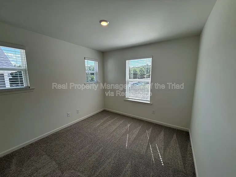112 Parker Ln — Photo 10
