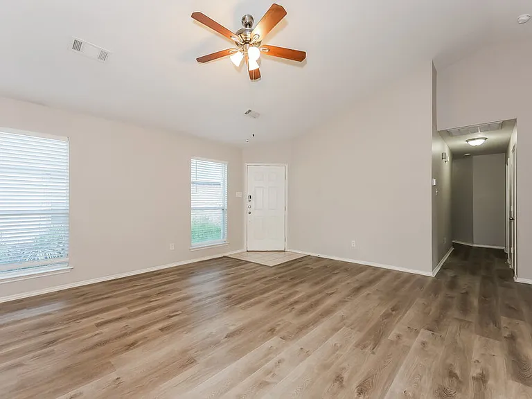 1108 Boxwood Dr — Photo 4