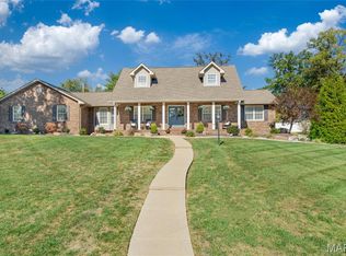 1906 Arrowhead Ln, Godfrey, IL 62035