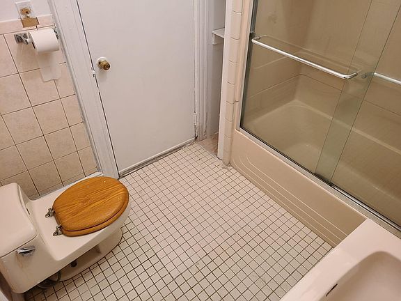 5th image of 300 Woodside Ave APT 2