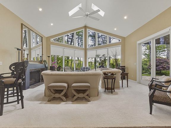 7th image of 1333 Lake Dr