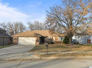 15736 Nottingham Dr, Omaha, NE 68118
