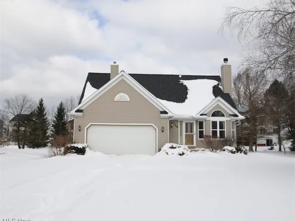 128 Cedar Gln, Chardon, OH 44024