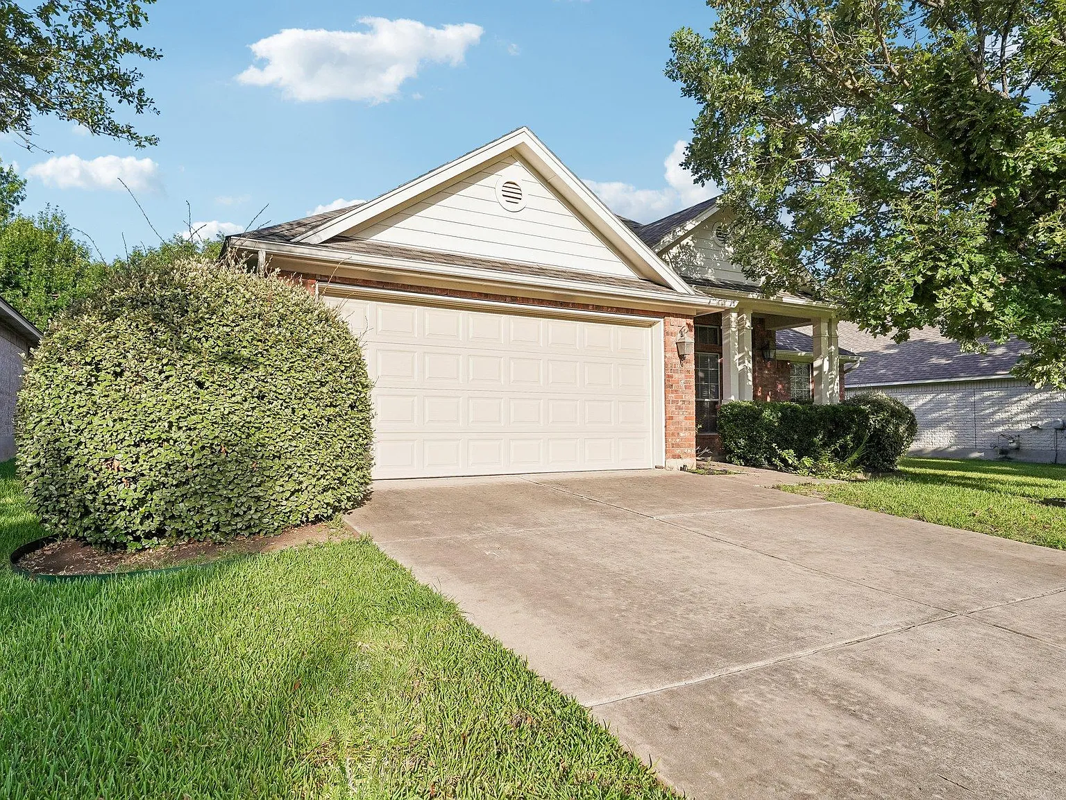 3 bed, 2.0 bath, 2262 sqft, $2,700 — Photo 2