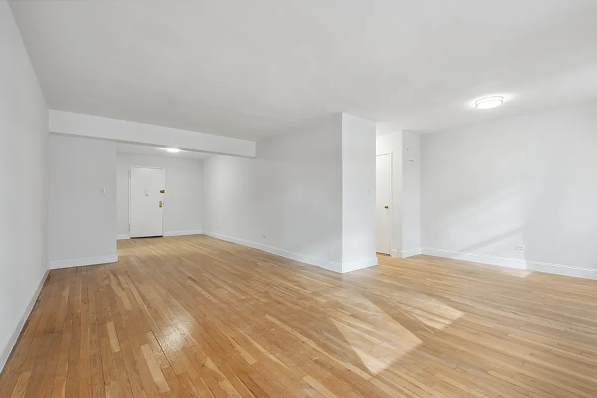 Building Photo - 408 W 34th St #4H