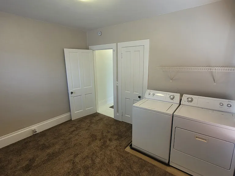 150 E Main St — Photo 18