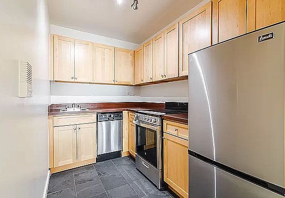 3rd image of 224 E 36th St #3E