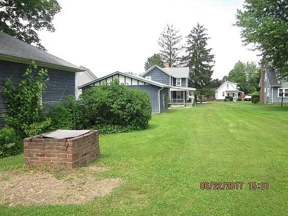 2nd image of 130 W Wood St