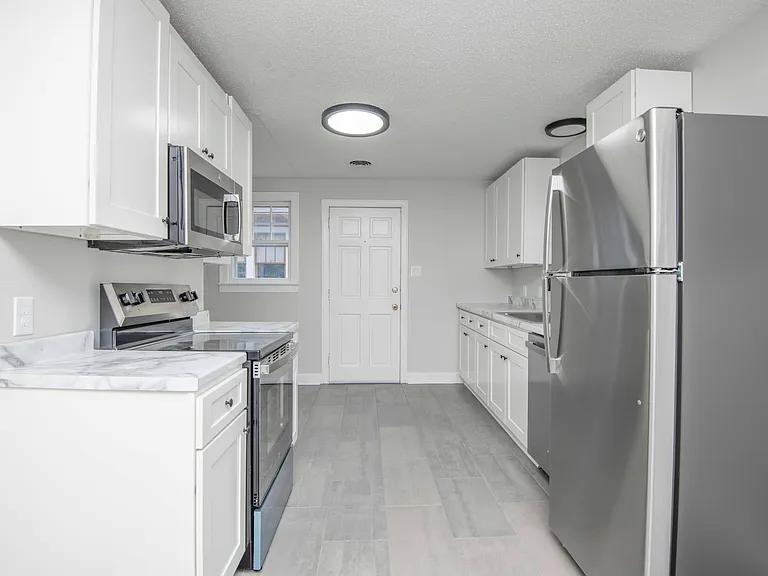 2440 Woodbine Ave — Photo 10