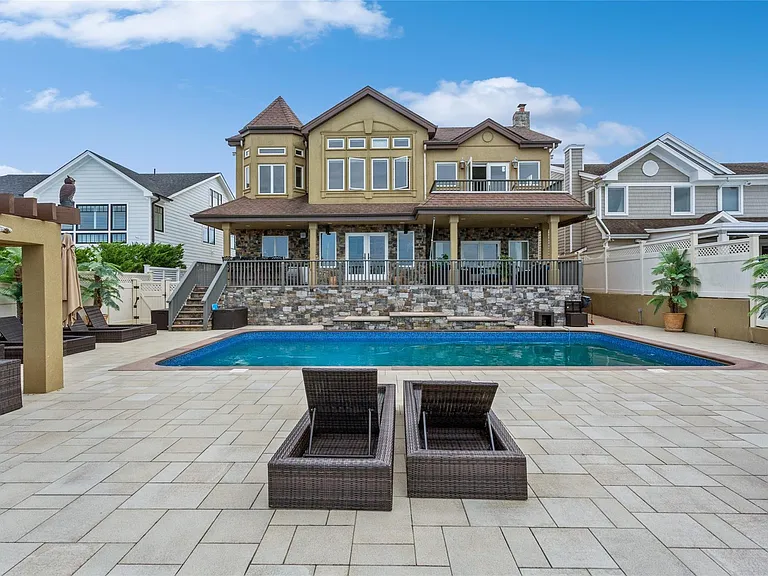 319 Harbor Dr — Photo 4