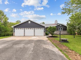 110 Honeysuckle Dr, Hortonville, WI 54944