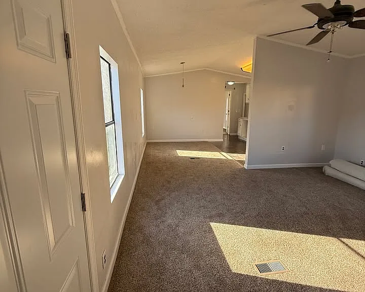 209 Roxbury Cir — Photo 3