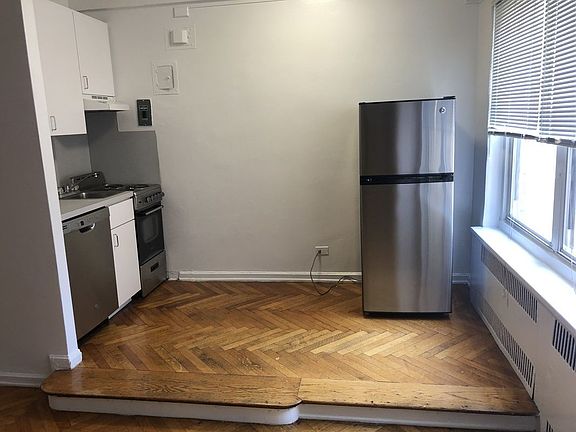 4th image of 139 E 35th St APT 12D