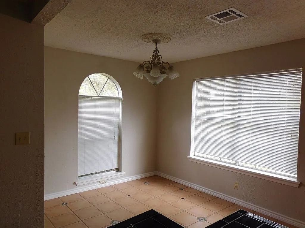 4 bed, 3.0 bath, 2218 sqft, $2,100 — Photo 3