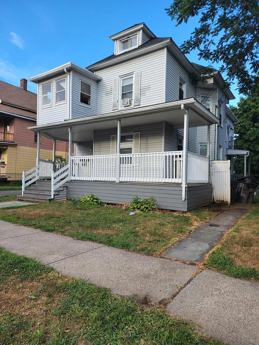 Building Photo - 240 Maple St #2