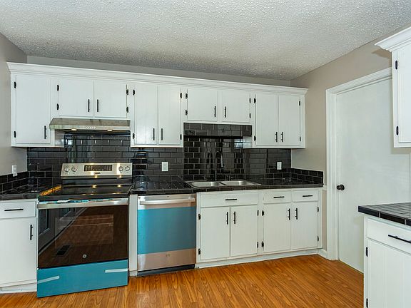 4th image of 5781 Desoto Dr