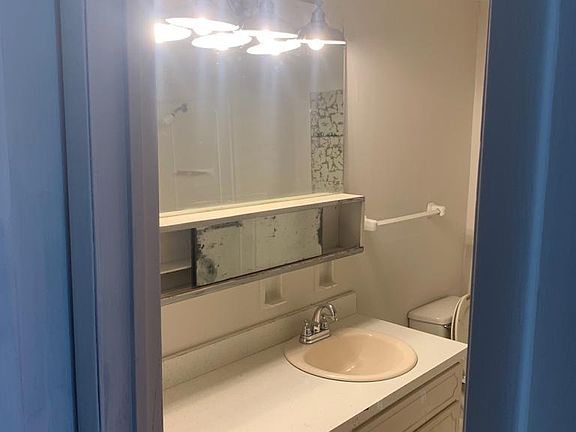 Full bad room with tub Upstairs 1/2 bath is down stairs on first floor