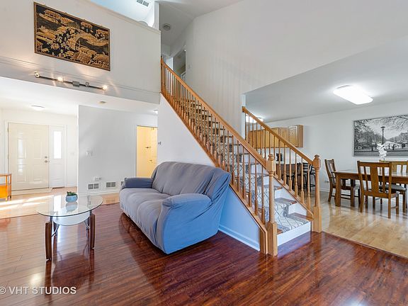 3rd image of 423 Kammes Ct