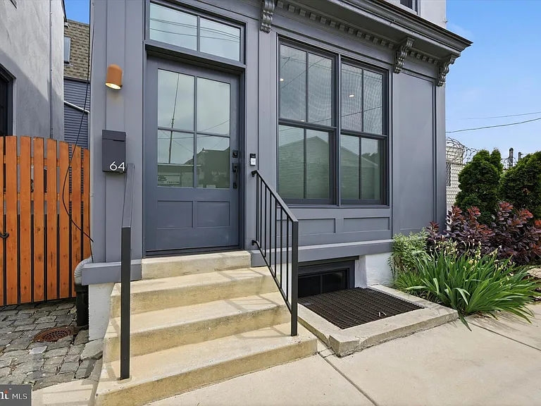 64 W Queen Ln — Photo 2