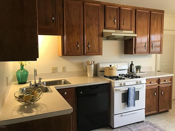 3rd image of 124 Emerite Dr