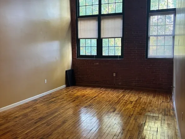 63 Blakeley St APT 208, Woonsocket, RI 02895