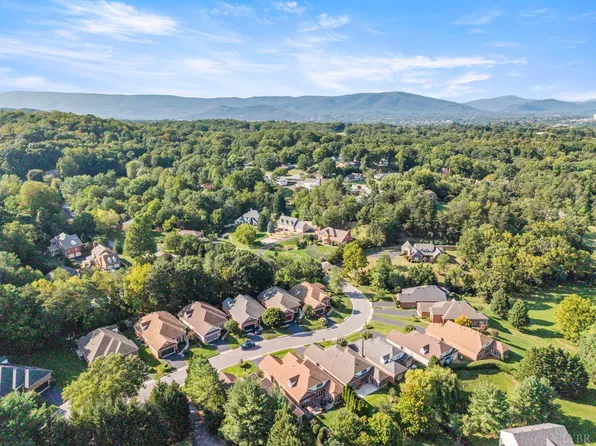 6551 Fairway Estates Dr, Roanoke, VA 24018
