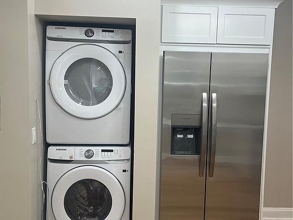 4th image of 139 S Main St #1