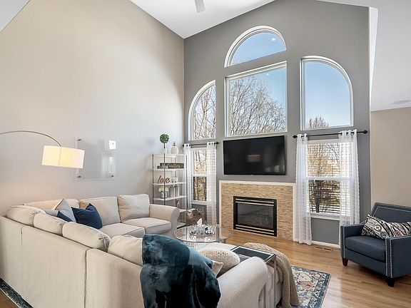 4th image of 2077 Woodsedge Ct