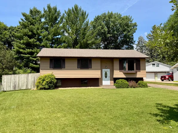 606 Grospoint Ln N, Oakdale, MN 55128