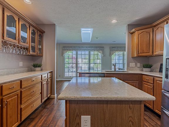 4th image of 43 Ravenwood Cir