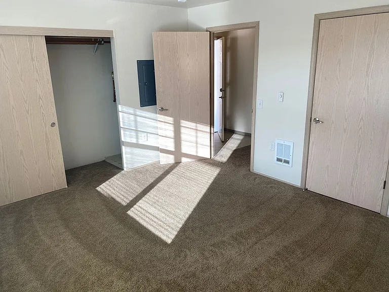 Sunrise Pointe Apartments — Photo 19