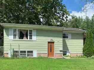 26 Meadowlark Ln, Carpentersville, IL 60110