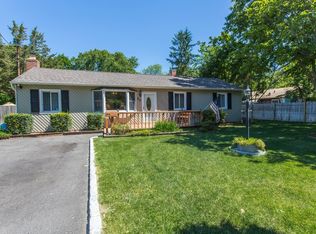 63 E Belmont St, Bay Shore, NY 11706