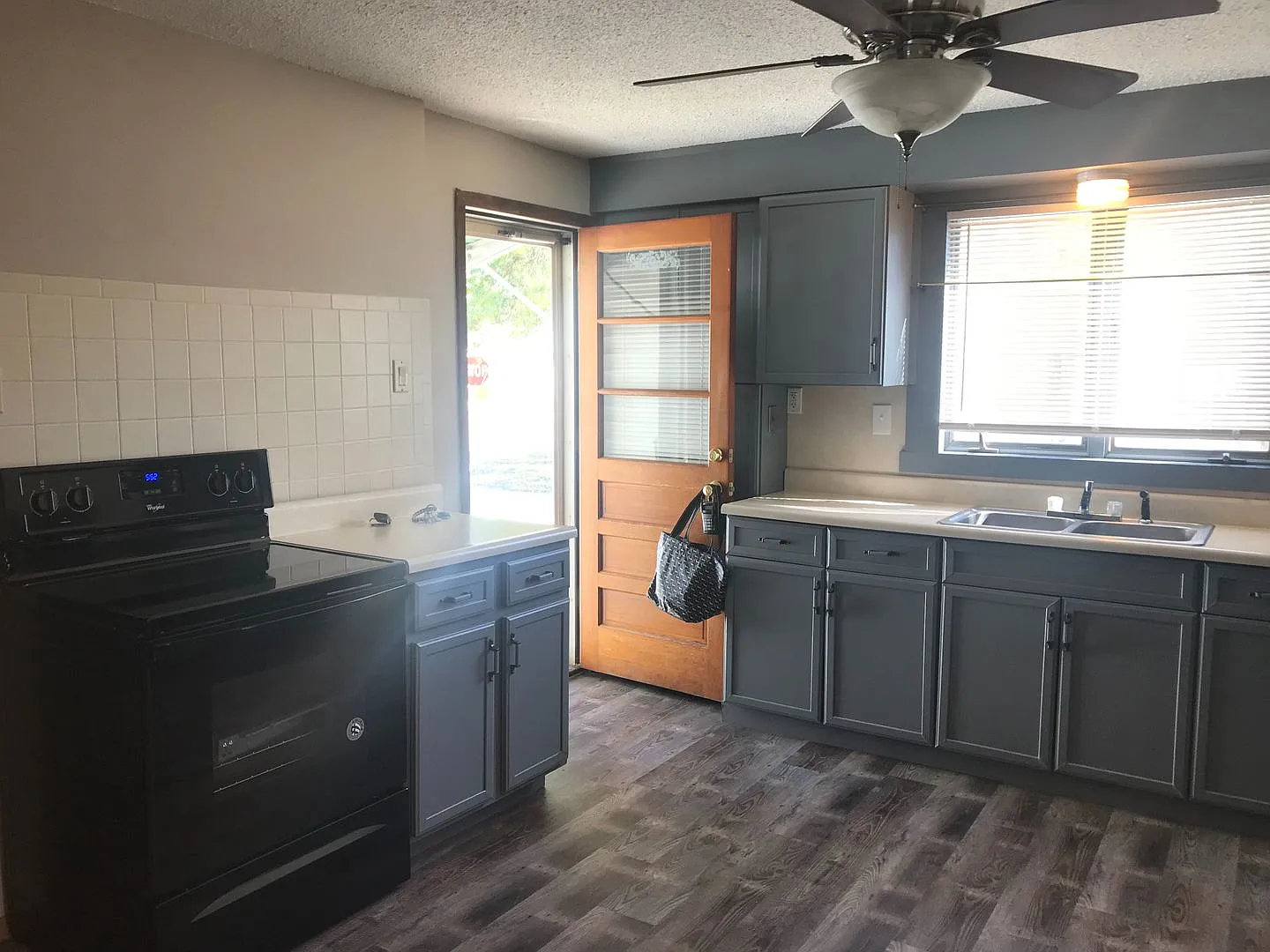 Coming Soon! Cute South County Cottage With White Picket Fence, And Garage — Photo 4