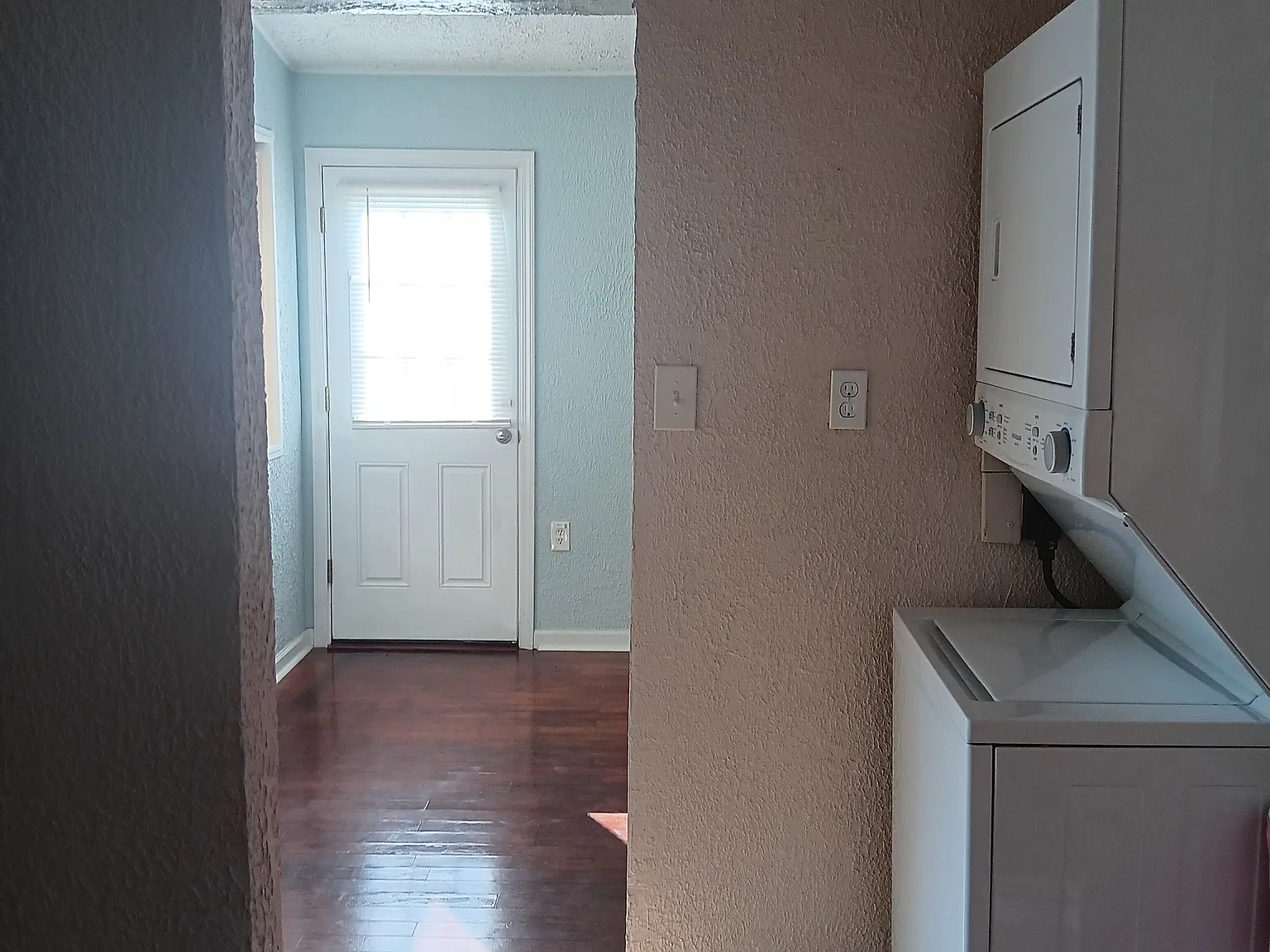 401 Carolina Dr — Photo 4