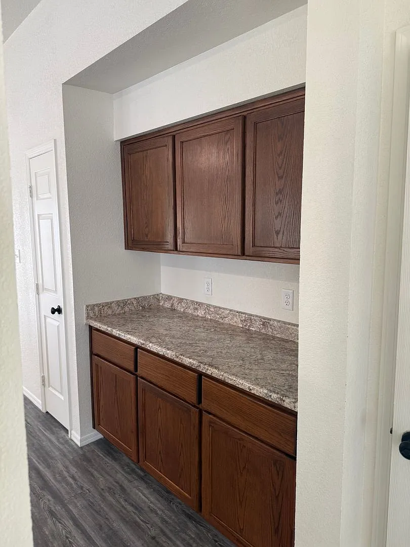 Desert Sands 4 bedroom 2 bathroom home with extra living room — Photo 3