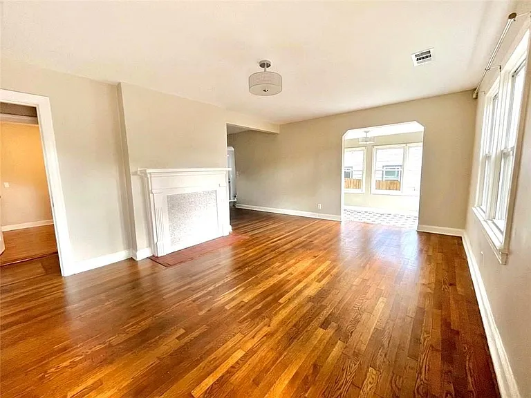 1449 Lynford Dr SW — Photo 2