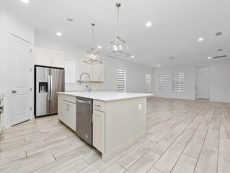 8664 Dubochet St — Photo 36