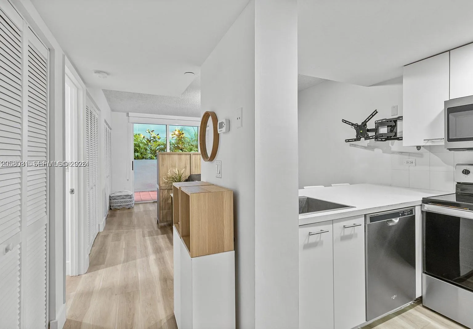 Grove Square Condo — Photo 4